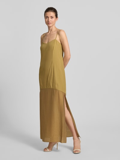 Modelka kobieca nosi Cocktailkleid mit Seitenschlitz od Jake*s Cocktail, lyocell-len, prosty krój, długość maxi, rozcięcie z boku, długość tyłu w rozmiarze 36: 115 cm, szerokość w rozmiarze 36: 40 cm, odcienie złocistego beżu, delikatna tekstura, widok całej sylwetki z przodu.