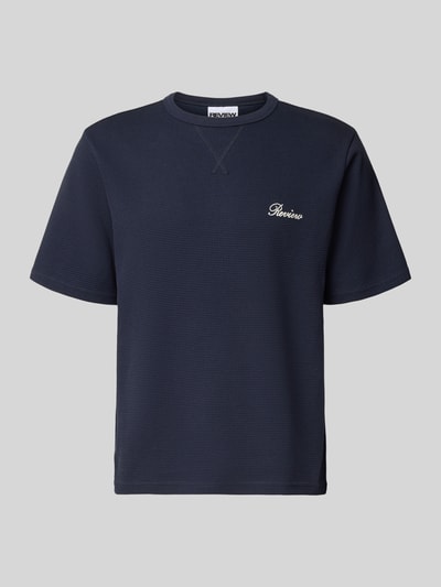 Produktfoto, dunkelblaues T-Shirt mit Label-Stitching von REVIEW, Waffelstruktur, gerader Schnitt, Baumwoll-Mix, Rundhalsausschnitt