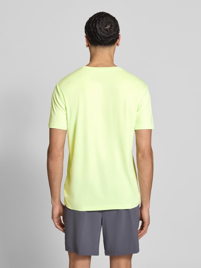 Männermodel trägt TRAINING T-Shirt mit Label-Detail Modell von PUMA PERFORMANCE, Herren T-Shirt, Gerader-Schnitt, Rundhalsausschnitt, Rückenlänge 73 cm, Unifarbenes-Design, Kurzärmelig, Ganzkörperansicht Rückansicht