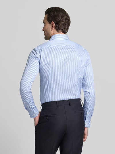 Männermodel trägt Slim Fit Businesshemd aus reiner Baumwolle Modell 'HANK' von BOSS mit Streifenmuster, Rückenpasse, Ganzkörperansicht Rückansicht.