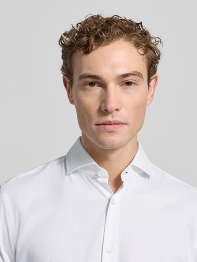 Mannenmodel draagt Regular Fit Business-Hemd met haaikraag van BOSS, mix van katoen en elastaan, effen design, knoopsluiting, sportmanchet, nahaufnahme bovenlichaam.