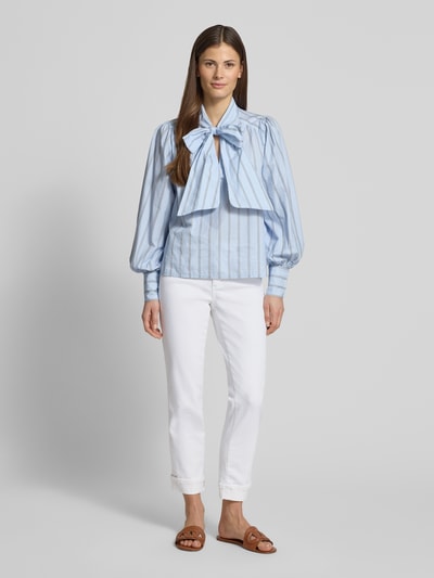 Modelka nosi Slim Fit Jeans mit fixierten Beinabschlüssen Modell 'Darleen' od Angels, krój slim fit, materiał elastyczny, 5 kieszeni, białe, szerokość w rozmiarze 36/30: 40 cm, długość wewnętrzna nogawki 69 cm, widok całej sylwetki z przodu.