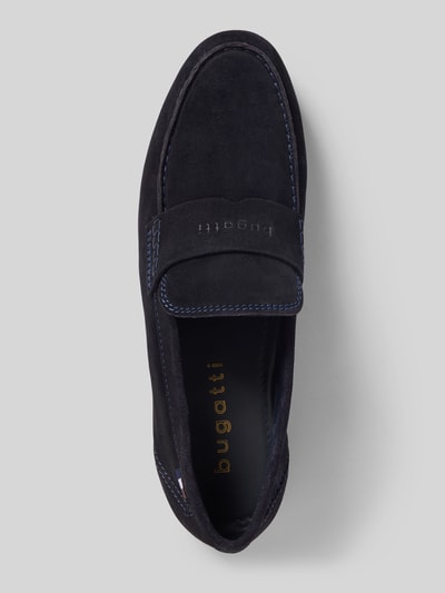 Produktfoto, Loafer aus echtem Leder mit Logo-Detail Modell 'Trip' von bugatti in dunklem Blau, abgerundete Passform, profilierte Sohle, Absatzhöhe 2 cm, Schafthöhe 8 cm, Schaftweite 6 cm, matte Textur, sichtbare Kontrastnähte.