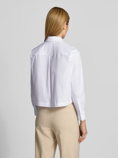 Frauenmodel trägt Regular Fit Hemdbluse mit Brusttaschen von More & More in Weiß, elastischer Baumwoll-Mix, langärmelig, Rückansicht, Ganzkörperansicht