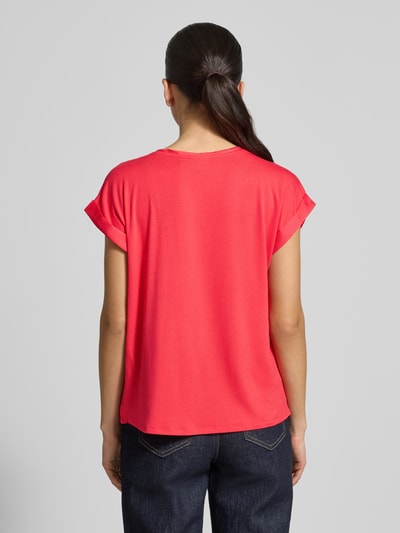 Vrouwenmodel draagt T-shirt met ronde hals model 'ELLETTE' van Vila, mix van viscose en elastaan, los model, ruglengte bij maat 36: 57 cm, effen felroze, gladde textuur, korte mouwen, geheelachteraanzicht.
