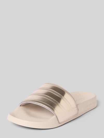 Produktfoto, Badeschuhe mit Metallic-Detail Modell 'ADILETTE SHOWER' von adidas Sportswear, efekt: jednolity kolor, nosek buta: zaokrąglony, kształt obcasa: płaska podeszwa, detal: metaliczny detal, bez zapięcia, podeszwa: z fakturą