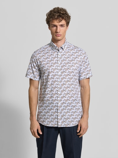 Męski model nosi Slim Fit Freizeithemd mit Button-Down-Kragen od bugatti z bawełny, wzór na całej powierzchni, krój slim fit, widok z przodu, długość tyłu w rozmiarze M: 76 cm, szerokość w rozmiarze M: 46 cm, długość rękawów w rozmiarze M: 24 cm