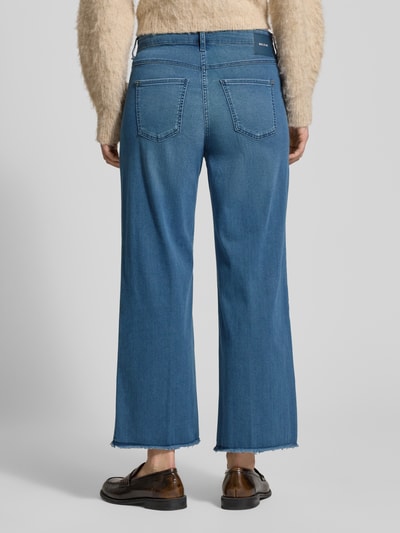 Vrouwenmodel draagt Wide Fit Jeans-Culotte uit katoenmix model 'DREAM' van MAC, blauw, 5-pocket, afgeknipte zoom, rugaanzicht.