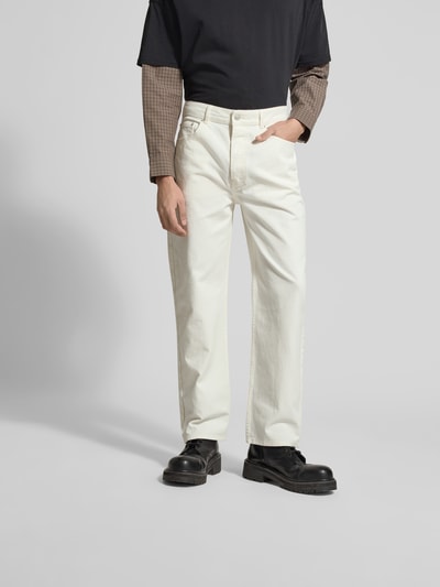Männermodel trägt Straight Fit Jeans in 5-Pocket-Design von Officine Générale in weiß, Reine Baumwolle, Ganzkörperansicht von vorne.