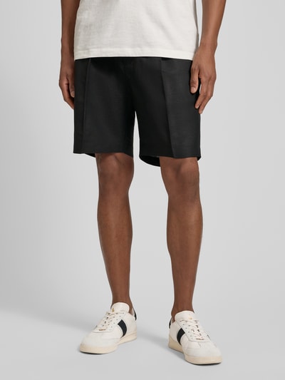 Männermodel trägt schwarze Shorts aus Leinen-Viskose-Mix Modell 'NEIL' von Antony Morato, Regular-Fit, Bügelfalten, elastischer Bund, Herren Shorts, Nahaufnahme Unterkörper, Ganzkörperansicht von vorne.