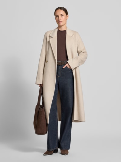 Frauenmodel trägt Regular Fit Mantel aus Woll-Mix Modell 'Cotaz2_DF' von BOSS in Beige, kombiniert mit blauer Jeans, Damen Mantel, Ganzkörperansicht von vorne.
