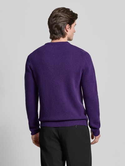 Männermodel trägt Oversized Strickpullover mit gerippten Abschlüssen von Casual Friday in Lila, Lanawoll-Mix, Rückansicht Ganzkörperansicht.