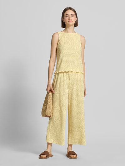 Frauenmodel trägt Regular Fit Tank Top mit Allover-Muster Modell 'FLORA' von Pieces, florales Muster, Plissee, Rundhals, breite Träger, Ganzkörperansicht von vorne.