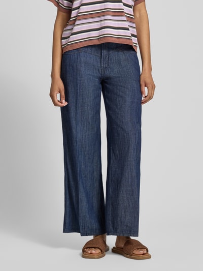 Frauenmodel trägt Loose Fit Jeans aus reiner Baumwolle Modell 'AIMEE' von Cambio in Denim-Optik, Twill-Struktur, Ganzkörperansicht von vorne.