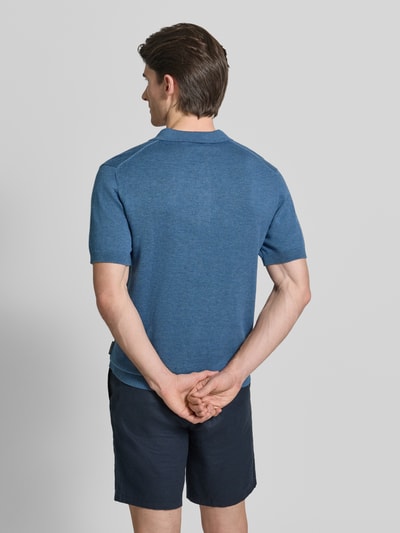 Männermodel trägt Regular Fit Poloshirt mit knoopsluiting model 'BELLS' van Casual Friday, katoen-lyocellmix, gebreid, geheel van achteren