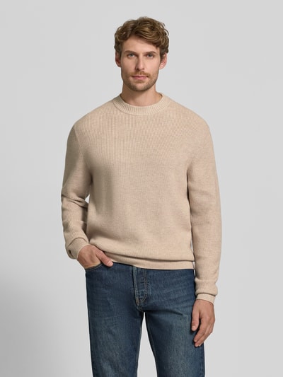 Männermodel trägt Regular Fit Pullover aus Viskose-Mix Modell 'MATTI' von Jake*s, beige, strukturierte Oberfläche, Ganzkörperansicht von vorne, Herren Pullover von Jake*s Studio Men.