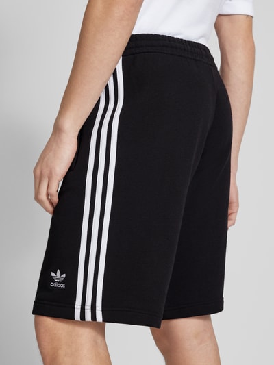 adidas Originals Szorty z dzianiny dresowej o kroju regular fit z wyhaftowanym logo Czarny 3