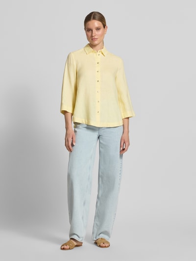 Frauenmodel trägt Relaxed Fit Leinenbluse mit 3/4-Arm von Christian Berg Woman in Hellgelb, Hemdblusenkragen, Knopfleiste, Ganzkörperansicht von vorne, reines Leinen, Damen, Rückenlänge 65 cm, Ärmellänge 48 cm bei Größe 36.