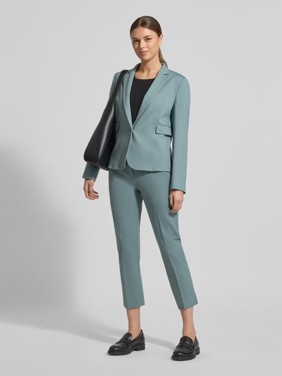 Frauenmodel trägt Slim Fit 7/8-Hose aus Viskose-Mix Modell 'TAPRIA-CROP' von BOSS in unifarbener Optik, Stretch-Material, Ganzkörperansicht von vorne.