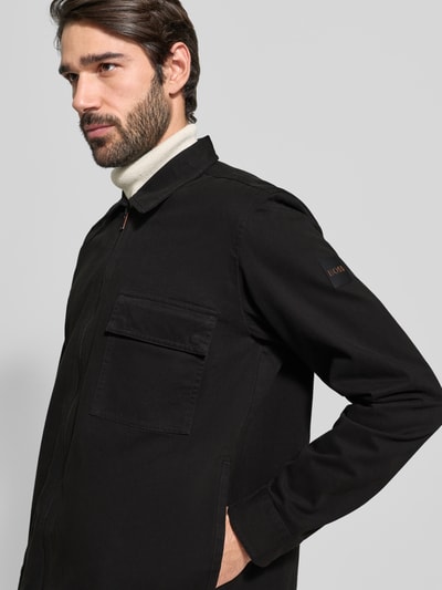 Männermodel trägt Regular Fit Hemdjacke aus reiner Baumwolle Modell 'M_LORUM' von BOSS Orange, Optik: Unifarben, Nahaufnahme Oberkörper.
