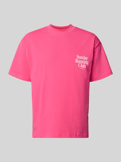 Produktfoto, pinkes Herren T-Shirt mit Statement-Print Modell 'Sunday Running Club' von ANOTHER COTTON LAB, Reine Baumwolle, Boxy-Fit, Rundhalsausschnitt, glatte Textur, Rückenlänge 69 cm bei Größe M.