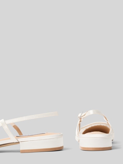 Produktfoto, Ballerina in semitransparentem Design Modell 'Belinda' von Steve Madden, offene Ferse, 3 cm Blockabsatz, Ziersteinbesatz, abgerundete Form, cremefarbene Töne, glatte und transparente Texturen