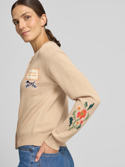 Frauenmodel trägt Regular Fit Strickjacke aus Baumwoll-Mix Modell 'TEIERA' von Weekend Max Mara, beige, florale Stickerei, Nahaufnahme Oberkörper, Damen Strickjacke von Weekend Max Mara.