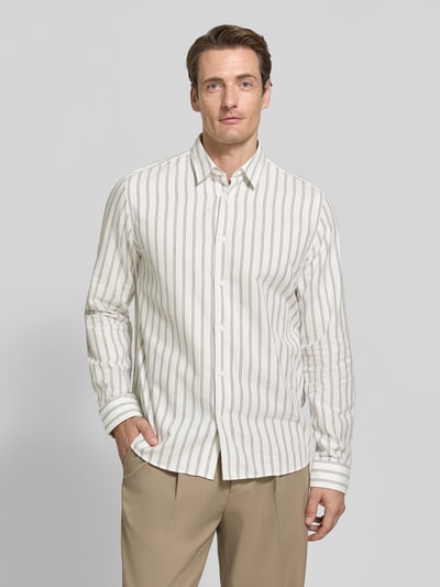Männermodel trägt Straight Fit Freizeithemd aus reiner Baumwolle Modell 'Emero' von HUGO, beige-weiß gestreift, Ganzkörperansicht von vorne, Herren Freizeithemd von HUGO.