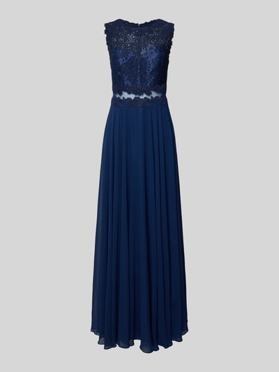 Produktfoto, Abendkleid mit floralen Stickereien von Mascara, taillierte Passform, ärmellos, transparente Einsätze, mehrlagiger Rockteil, wattierte Cups, Reißverschluss am Rücken, Rückenlänge 153 cm, Brustweite 36 cm, in Dunkelblau auf hellem Hintergrund.