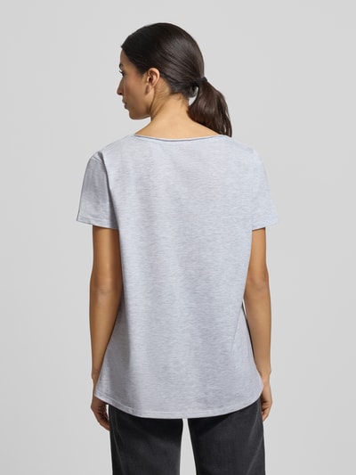 Frauenmodel trägt T-Shirt mit Label-Detail von miss goodlife in Hellgrau, lockerer Schnitt, Baumwoll-Elasthan-Mix, Ganzkörperansicht Rückansicht.