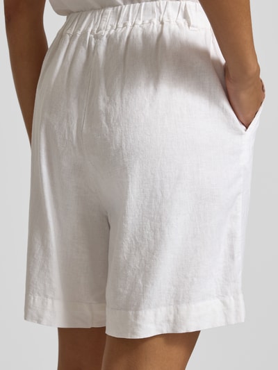 Frauenmodel trägt weiße Regular Fit Bermudas aus Leinen-Viskose-Mix Modell 'Ina' von Soyaconcept mit Eingrifftaschen, Detailaufnahme Rückansicht. Kontext: Damen Bermudas von Soyaconcept, Regular-Fit, Knopfverschluss, Bundweite bei Größe S: 36 cm, Innenbeinlänge bei Größe S: 16 cm.