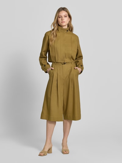 Frauenmodel trägt Bermudas aus Leinen-Baumwoll-Mix mit Gürtel von Style Icon Collection in Olivgrün, Relaxed Fit, Bundfalten, Ganzkörperansicht von vorne.