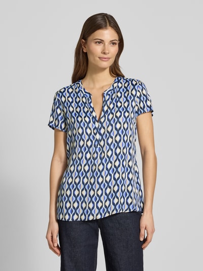 Frauenmodel trägt Blusenshirt aus Viskose im Allover-Look von Betty Barclay, Regular-Fit, V-Ausschnitt, bunte Muster, Ganzkörperansicht von vorne.
