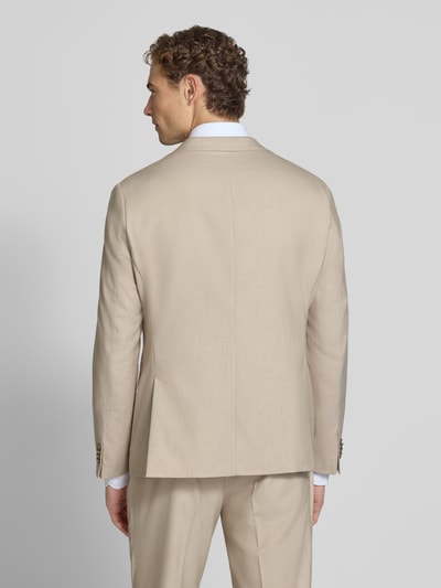 Männermodel trägt Regular Fit Sakko mit Viskose-Anteil von MCNEAL in Beige, glatte Textur, Rückenansicht, Ganzkörperansicht Rückansicht. Elastischer Material-Mix, Reverskragen, 2-Knopfleiste, Pattentaschen. Rückenlänge 76 cm, Schulterbreite 40 cm, Ärmellänge 66 cm.