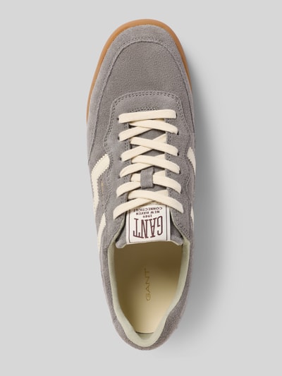 Produktfoto, graue, beżowe und braune sneakersy aus skóra bydlęca Modell 'Beylana' von GANT, teksturierte Oberfläche, Damen Sneaker von GANT