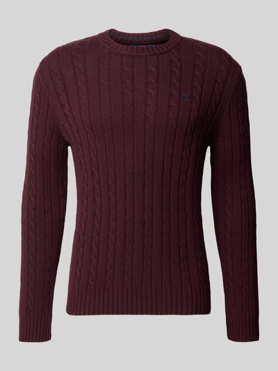 Produktfoto, Strickpullover mit Zopfmuster und Rundhalsausschnitt von Superdry in dunklem Rot, reine Baumwolle, Slim Fit, strukturierte Oberfläche