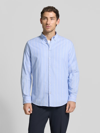 Męski model nosi Regular Fit Freizeithemd mit Button-Down-Kragen von Christian Berg Men, bawełna, wzór na całej powierzchni, krój regular fit, kołnierzyk typu button down, Długość tyłu w rozmiarze M: 77 cm, Szerokość ramion w rozmiarze M: 47 cm, Długość rękawów w rozmiarze M: 65 cm, jasnoniebieski z białymi i żółtymi paskami, gładka tekstura, widok całej sylwetki z przodu