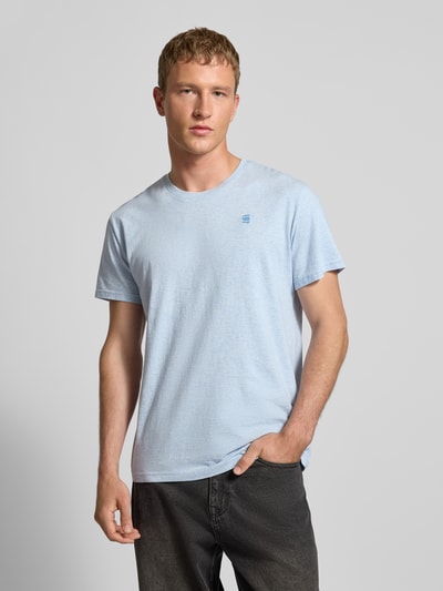 Męski model nosi Regular Fit T-Shirt aus reiner Baumwolle od G-Star Raw w melanżowym stylu, okrągły dekolt, dżersej, naszywka z logo, krótki rękaw, widok na cały przód.