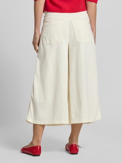 Frauenmodel trägt Loose Fit Jeans mit Eingrifftaschen Modell 'Melli' von Brax in Creme, Wide Leg, Baumwoll-Mix mit Stretch, Ganzkörperansicht Rückansicht.
