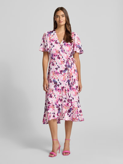 Frauenmodel trägt Wickelkleid in Midilänge Modell 'Thea' von YAS, Elastischer-Material-Mix, Taillierte Passform, Floraler-Print, Zierschleife, V-Ausschnitt, Kurzärmelig, Ganzkörperansicht von vorne.