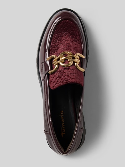 Produktfoto, Loafer mit Kettendetail von Tamaris in Bordeaux mit goldfarbenem Kettendetail und strukturierter Oberfläche, Damen Loafer von Tamaris