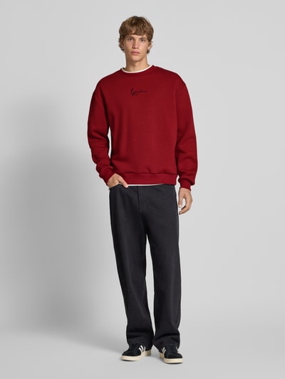 KARL KANI Sweatshirt mit Rundhalsausschnitt und Label-Stitching Dunkelrot 1
