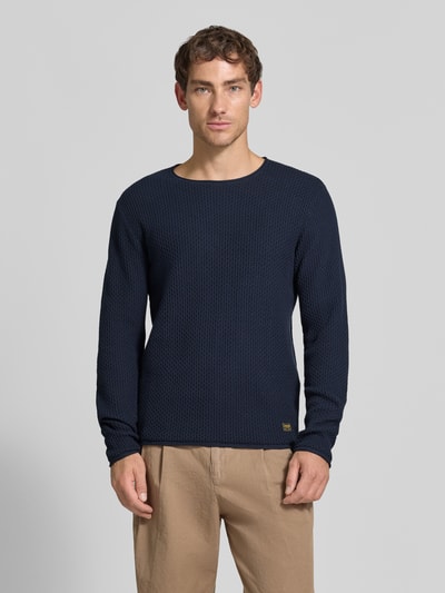 Mannenmodel draagt gebreide pullover met structuurpatroon Model 'BLUMASON' van JACK & JONES, puur katoen, recht model, ronde hals, labelpatch, ruglengte maat M 68 cm, mouwlengte maat M 66 cm, voorkant volledig zichtbaar