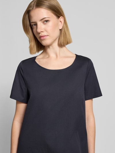 Frauenmodel trägt Minikleid mit rückseitigem Knopfverschluss von ROBE LÉGÈRE aus Baumwoll-Mix mit Stretch-Anteil, Nahaufnahme Oberkörper.