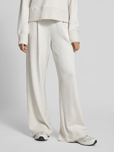 Kobiece modelka nosi Wide Leg Pants aus Viskose-Mix mit elastischem Bund od VARLEY, jasny beż, szerokie nogawki, tkanina z fakturą, całkowity widok z przodu, kontekst: damskie spodnie wide leg z wiskozy ze stretchem, krój rozszerzany, elastyczny pas, kieszenie boczne, szerokość w rozmiarze S: 36 cm, długość wewnętrzna nogawki w rozmiarze S: 84 cm.