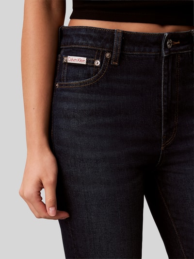 Calvin Klein Jeans Bootcut Fit Jeans aus reiner Baumwolle mit Dark Wash Jeansblau 3