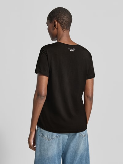 Vrouwenmodel draagt Regular Fit T-shirt met V-hals Model 'Dala' van MOS MOSH, modalmix, label-embleem, ruglengte maat S 58 cm, geheellichaamsaanzicht achteraan