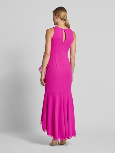 Frauenmodel trägt Abendkleid mit Drapierungen und Volants von Adrianna Papell in Pink, figurbetonter Schnitt, Maxikleid, Rückenansicht Ganzkörperansicht.
