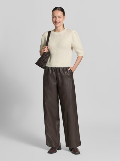 Frauenmodel trägt Regular Fit mit elastischem Bund Modell 'MINI' von ONLY, braune Lederoptik, weiter Schnitt, Damen Leder- / Kunstlederhose, Ganzkörperansicht von vorne.