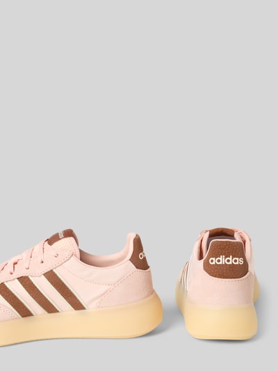 Produktfoto, Sneaker aus Leder-Textil-Mix Modell 'BARREDA DECODE' von adidas Sportswear in Rosa mit braunen Details, runde Spitze, Gummisohle.